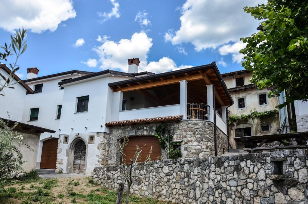 ČrničeApartmaji Tanto Malovše的享有带石墙的房屋外部景色