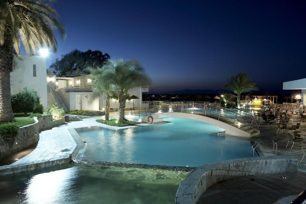 依克希亚阿夫拉海滩度假酒店的度假村的游泳池