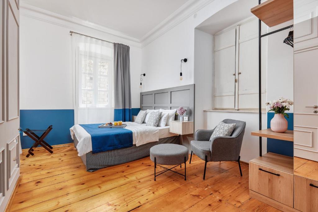 科托尔Kotor Nest的一间卧室配有一张床和一把椅子