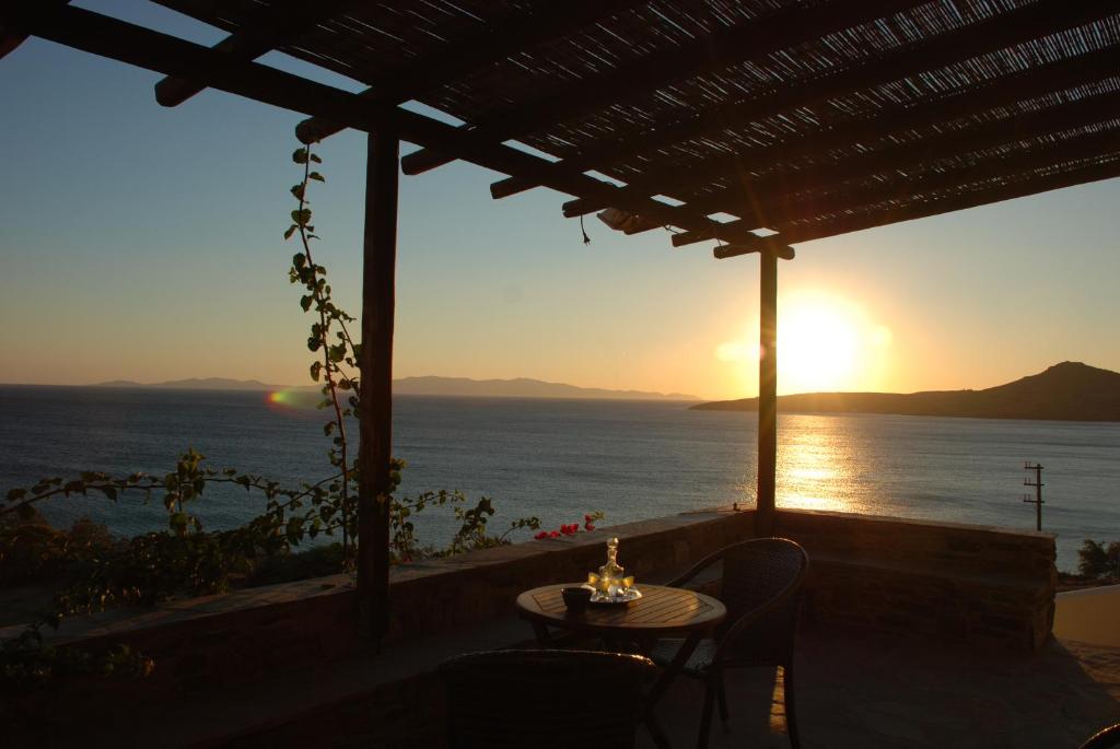 基奥尼亚爱琴海日落公寓的海景阳台上的桌子