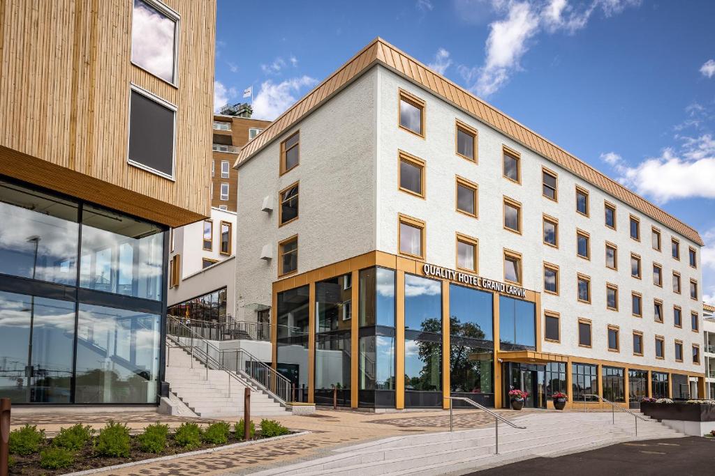 拉尔维克Quality Hotel Grand Larvik的街道上带玻璃窗的办公楼