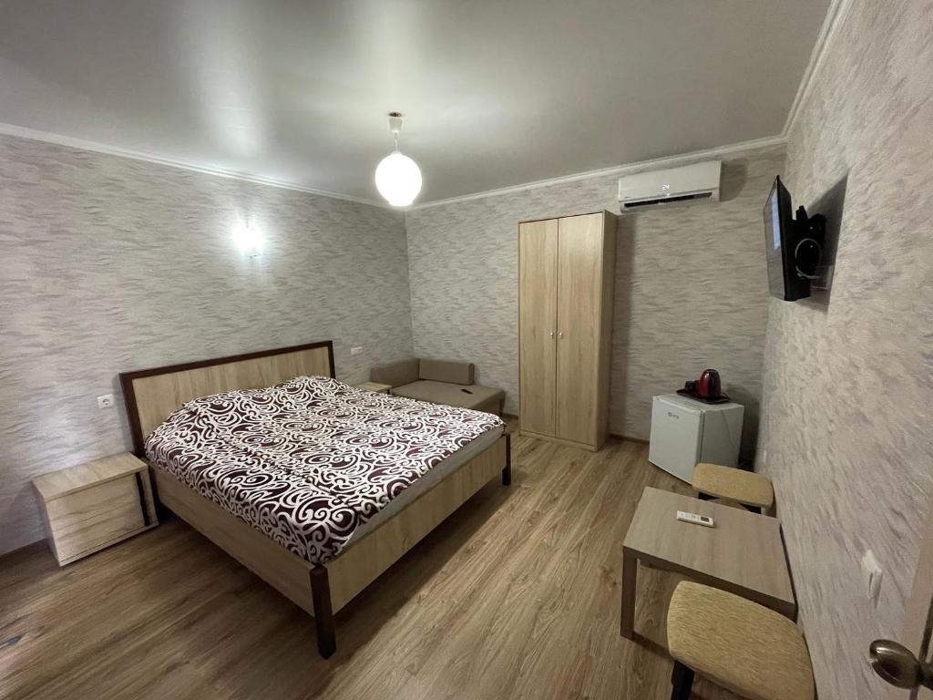 新阿丰RT-Hotel的一间小卧室,配有一张床和一张桌子