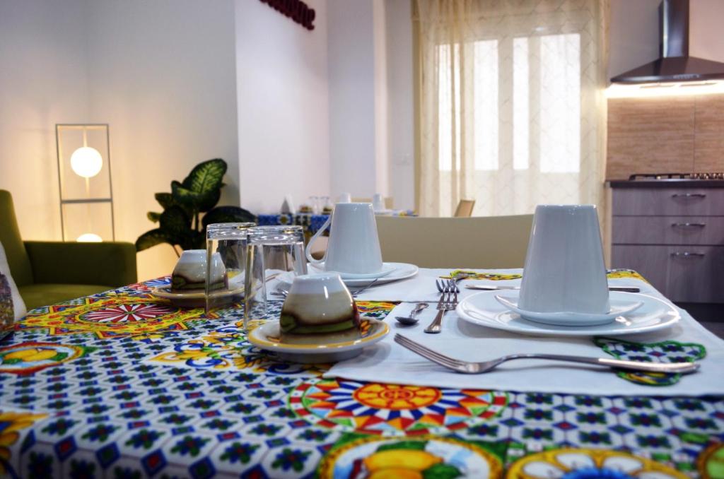 巴勒莫Casa Canali的桌子,桌子上带餐具的桌布