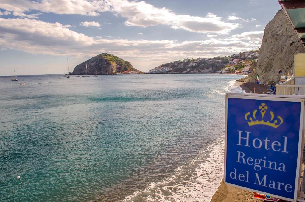 伊斯基亚Hotel Regina del Mare的海滩上的reina delmar酒店标志