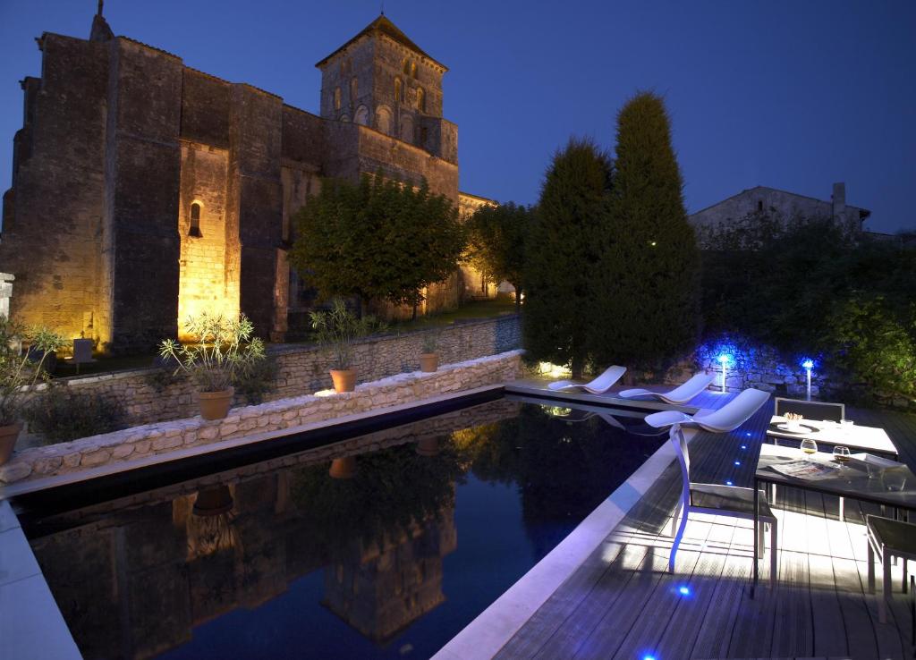 圣索旺弗兰克斯佳客思设计酒店的城堡前的游泳池