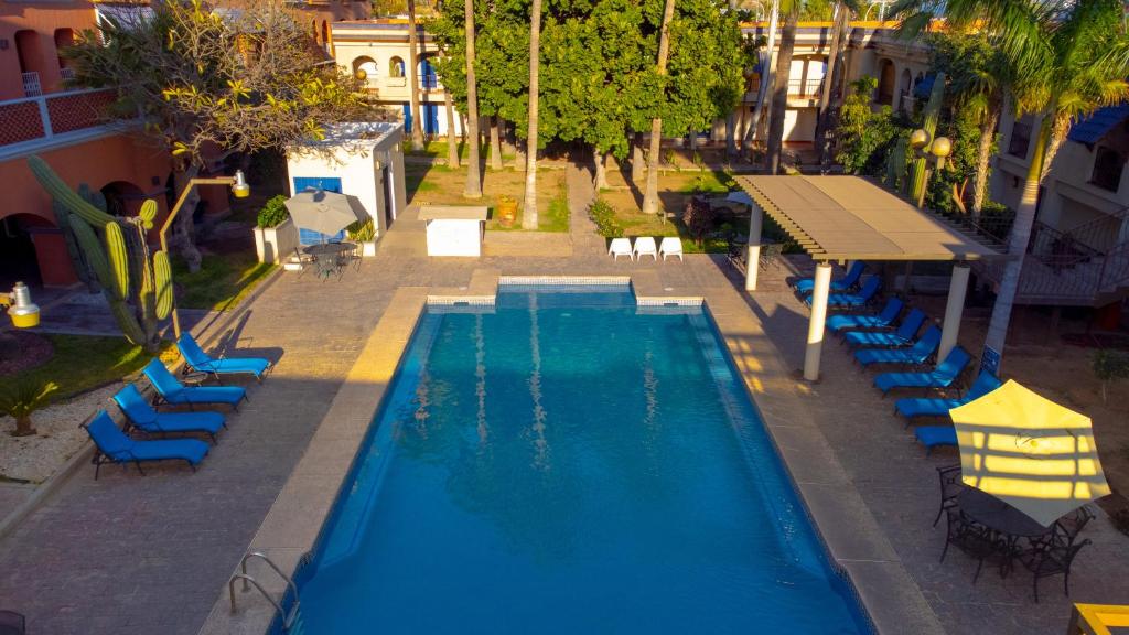 瓜伊马斯Gamma Guaymas Armida Hotel的享有带桌椅的游泳池的顶部景致