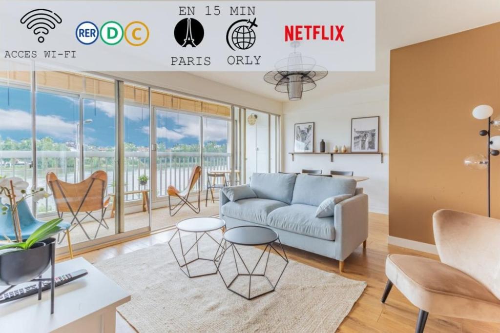 奥尔日河畔于维西Appart'Hôtel Luminous Vue Seine- Paris 15min的客厅配有沙发和桌子