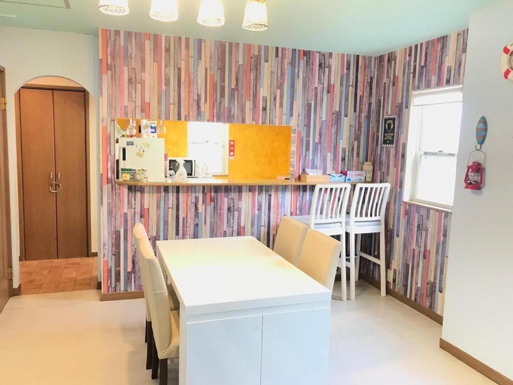 KoshigoeMarine House - Vacation STAY 77620v的厨房以及带桌椅的用餐室。