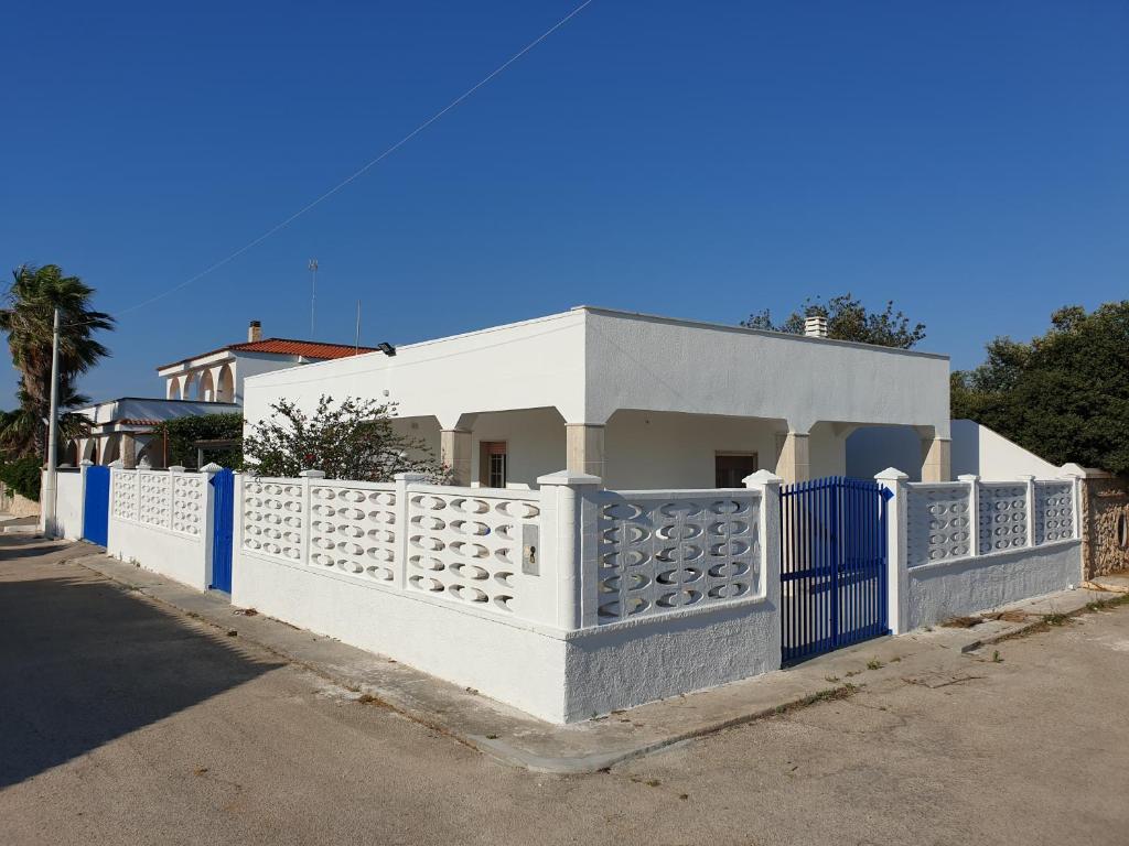 托雷拉皮罗Villetta Azzurra的白色的房子,有蓝色的栅栏