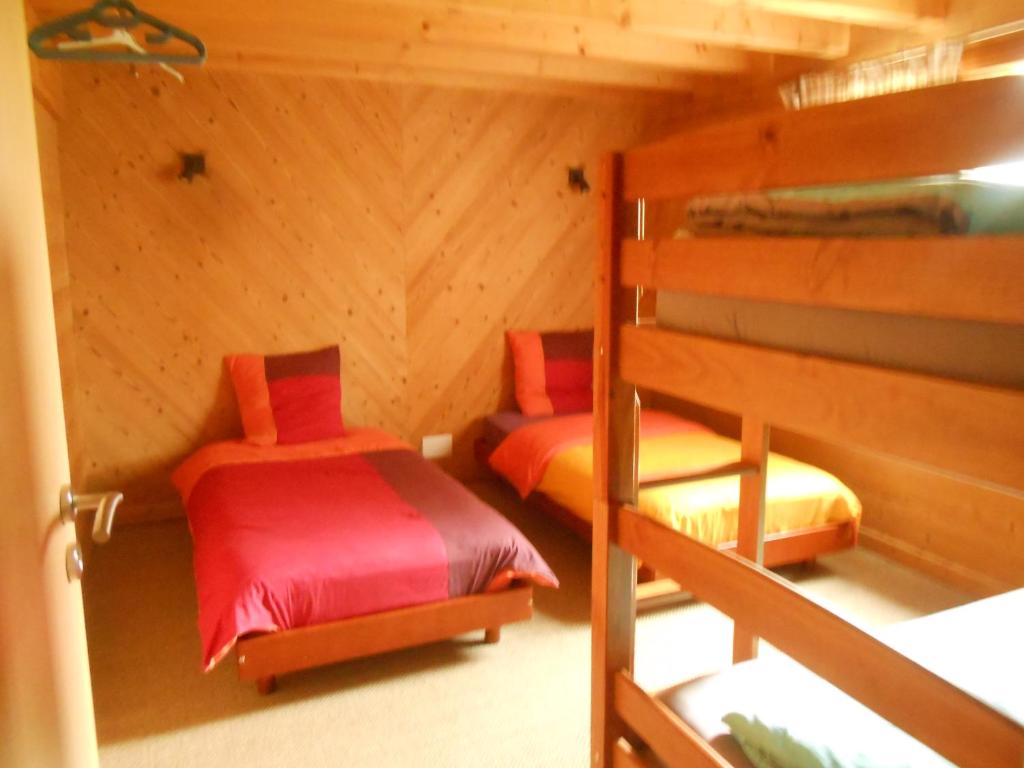 贝格海姆罗登柏住宿加早餐旅馆的一间卧室配有两张双层床。