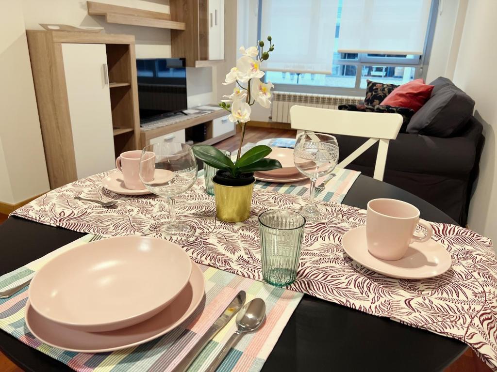 奥维多Apartamento Europa Prados - Atenea的餐桌,盘子和盘子