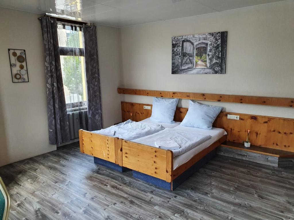 迪林根安得萨尔Stay2Night Hotel的一间卧室,卧室内配有一张木床