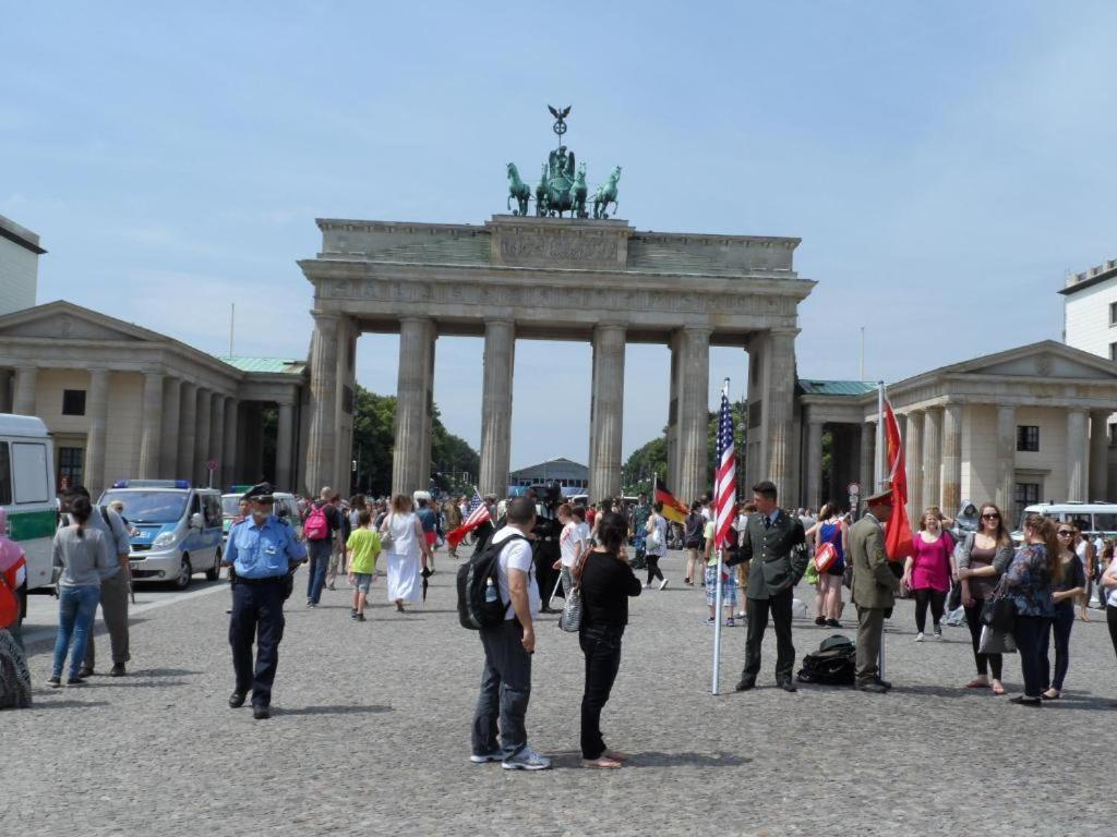 柏林Apartment Berlin Mitte的站在纪念碑前的一群人