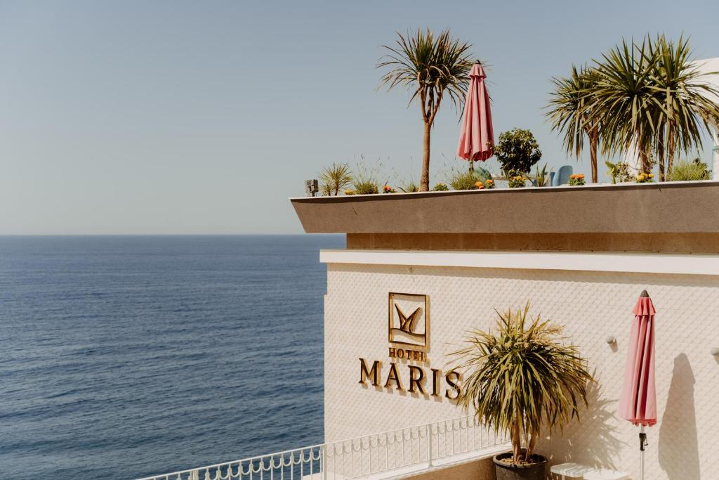 乌尔齐尼Hotel Maris的海滨的马里奥特码头边的标志