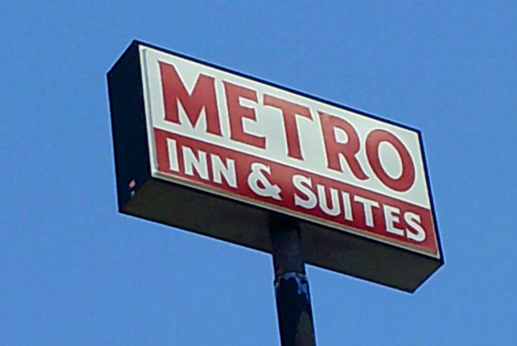 杰克逊维尔Metro Inn & Suites的梅罗焚化炉和开关的标志