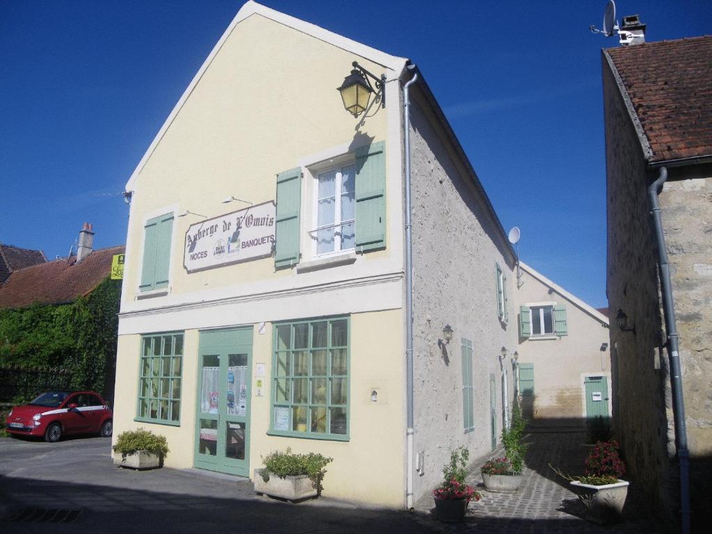 巴尔尼恩布里Auberge De L'Omois的白色的建筑,旁边标有标志