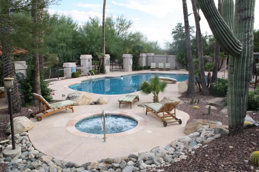 土桑Catalina Condo @ LaEncantada - Tucson AZ的游泳池周围设有两把椅子和长凳
