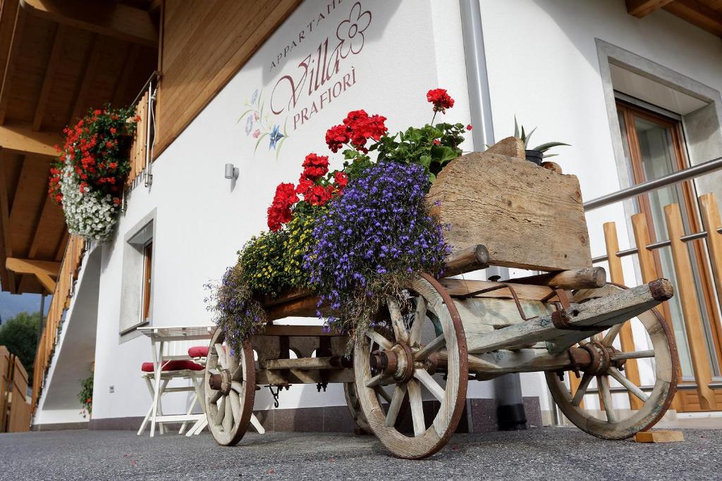 卡瓦莱塞Villa Prafiorì的一座建筑前满是鲜花的木车