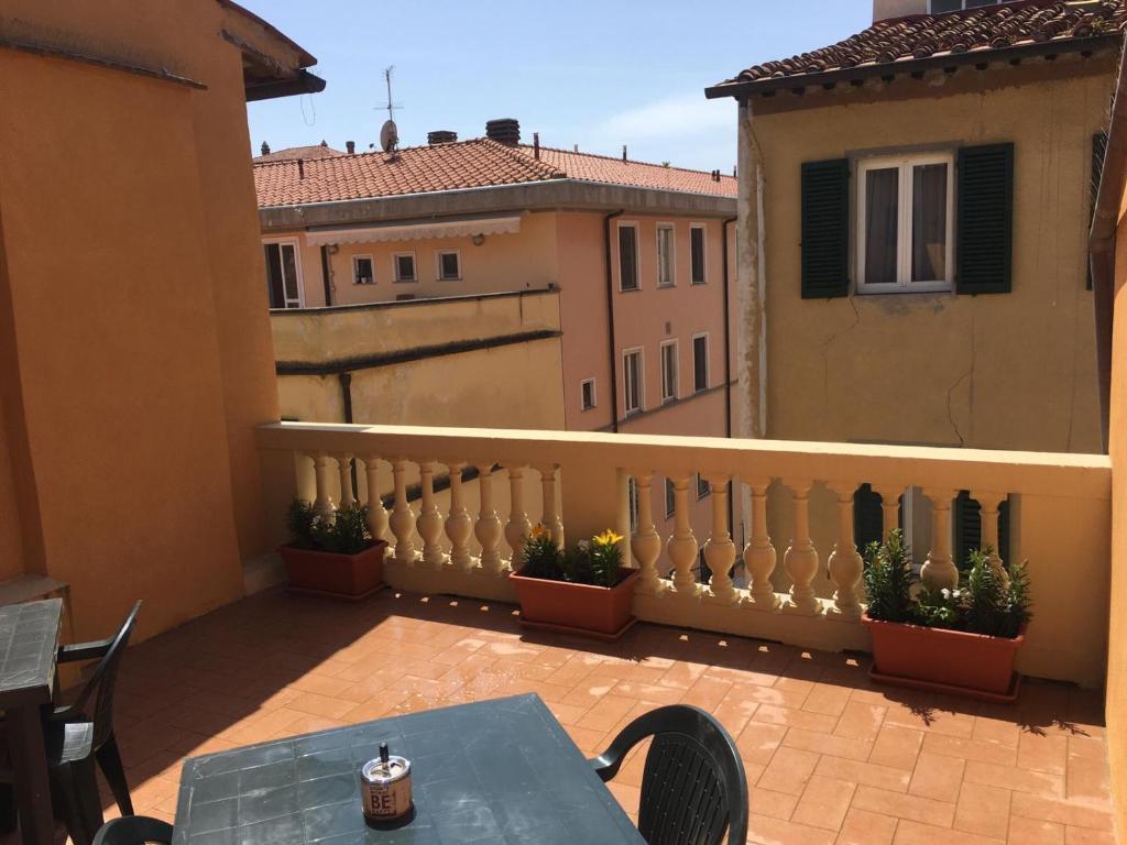 比萨Casa Carducci 33的阳台配有桌椅,享有风景。