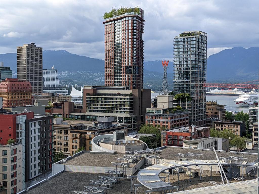 温哥华Vancouver Downtown Accommodation的享有城市和高楼的景色