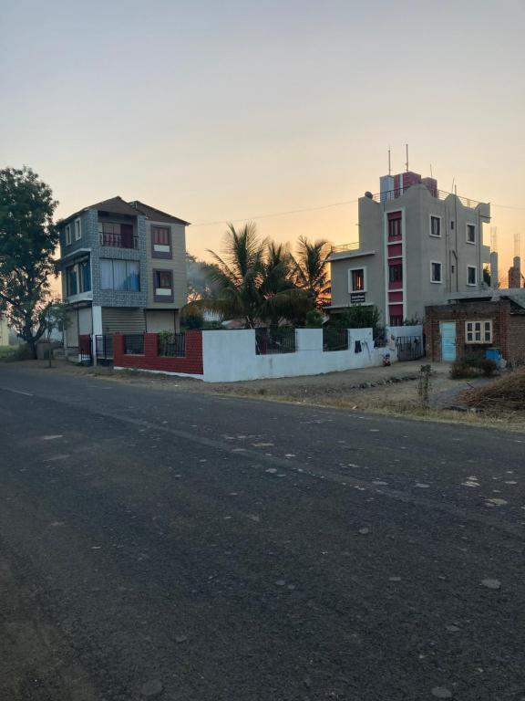 舍地NeelRatna Homestay的一条空的街道,有建筑背景