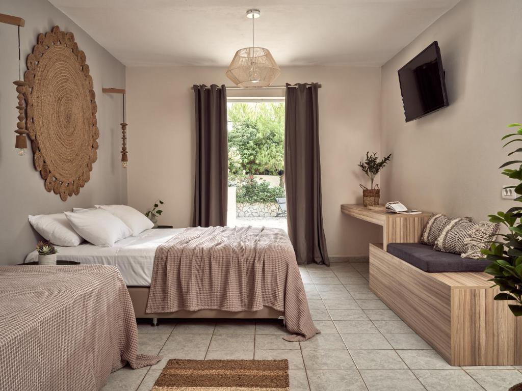 拉加纳斯Casa Del Mar的卧室配有床、椅子和窗户。