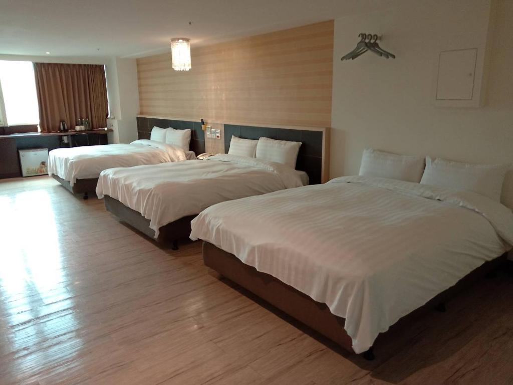 虎尾镇登丰米兰商务旅店的一间酒店客房,房间内设有两张床