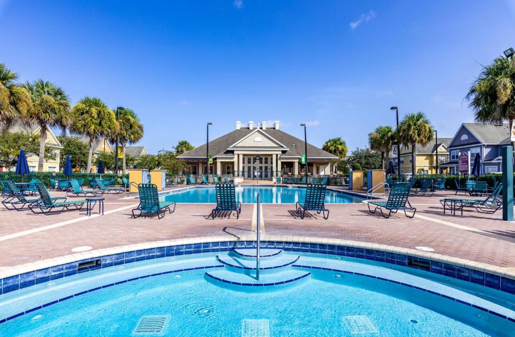 基西米Villas at Seven Dwarfs Resort - Near to Disney的一个带椅子的游泳池,一个度假胜地