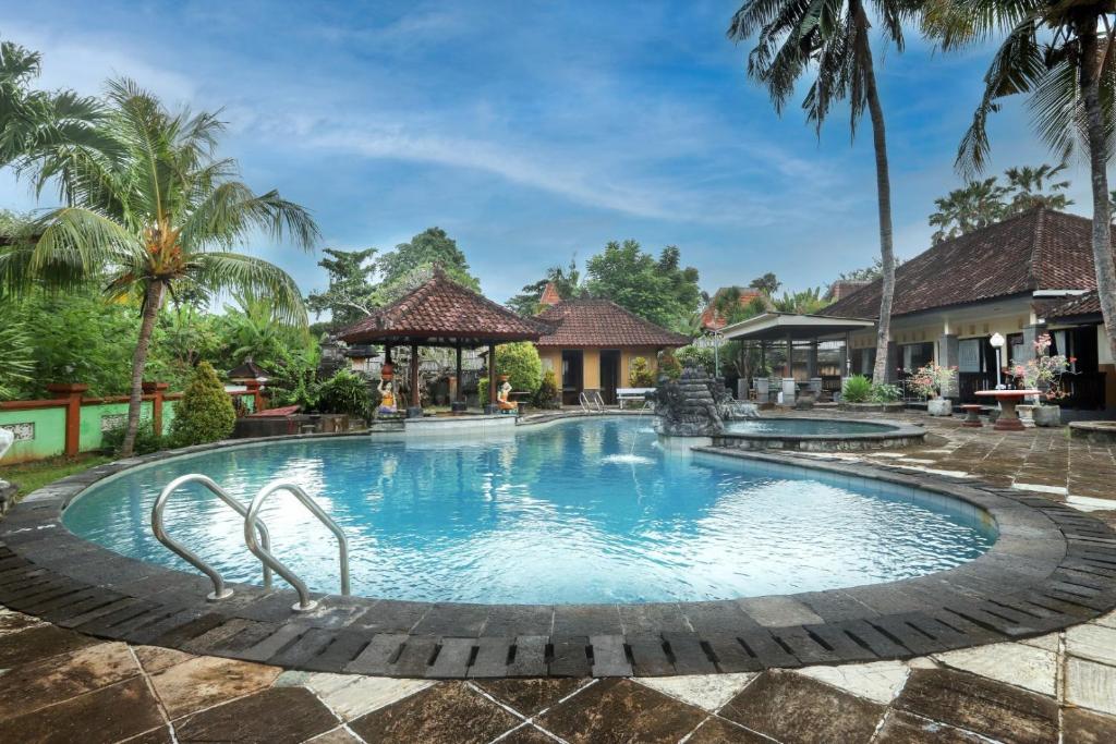 海神庙Dewi Sinta Hotel and Restaurant的度假村游泳池的图片