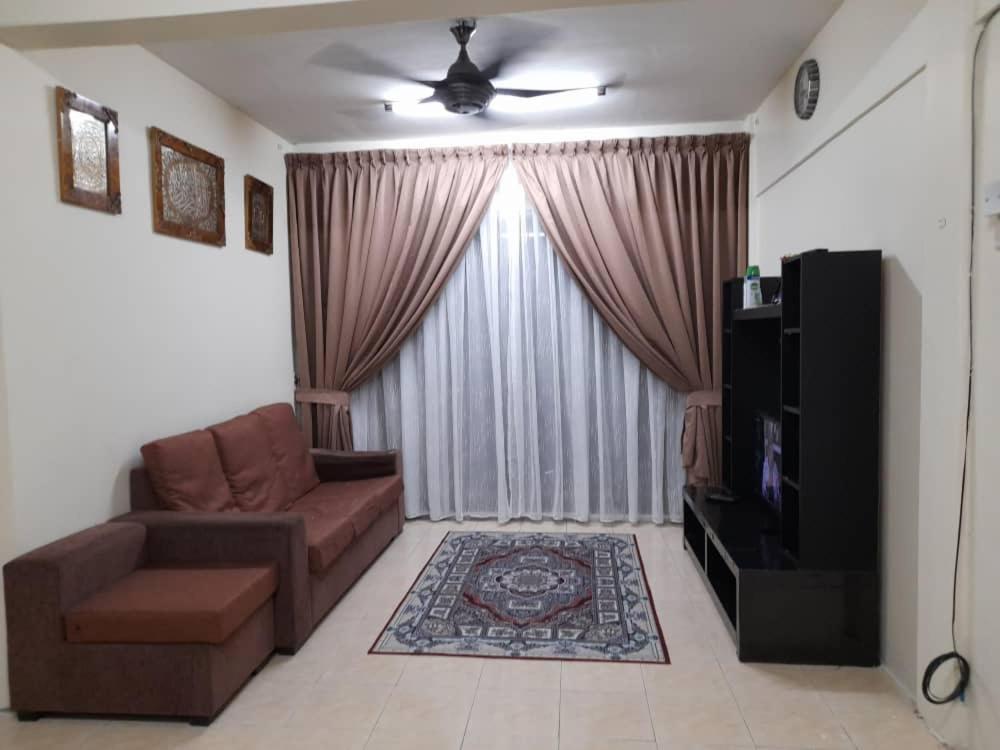 马西Dhuha Homestay @ Seri Alam Masai , Johor的带沙发和电视的客厅