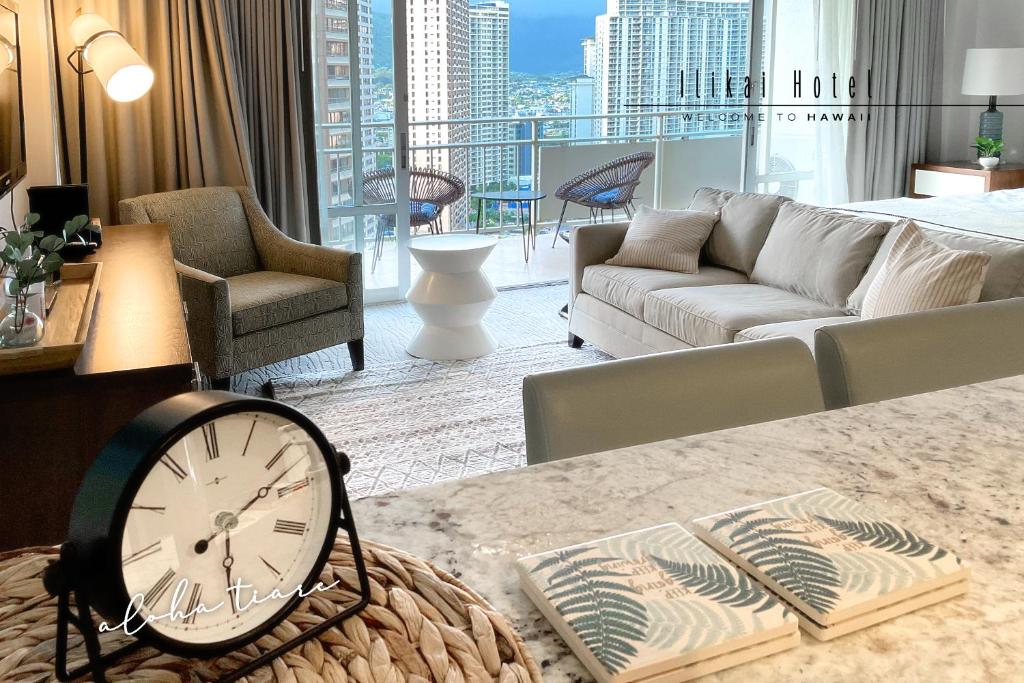 檀香山FREE PARKING Waikiki Luxury Ilikai Studio City View的一间客厅,桌子上放着时钟