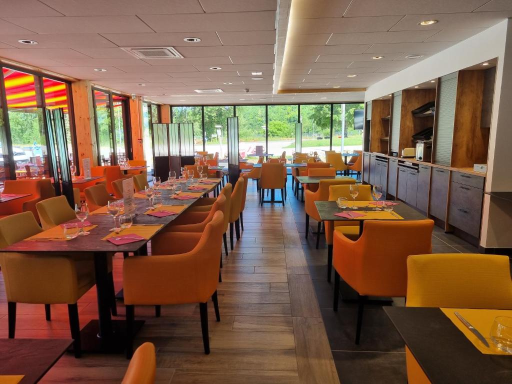 圣克洛德Akena Molinges - La Brocatelle的用餐室设有桌椅和窗户。