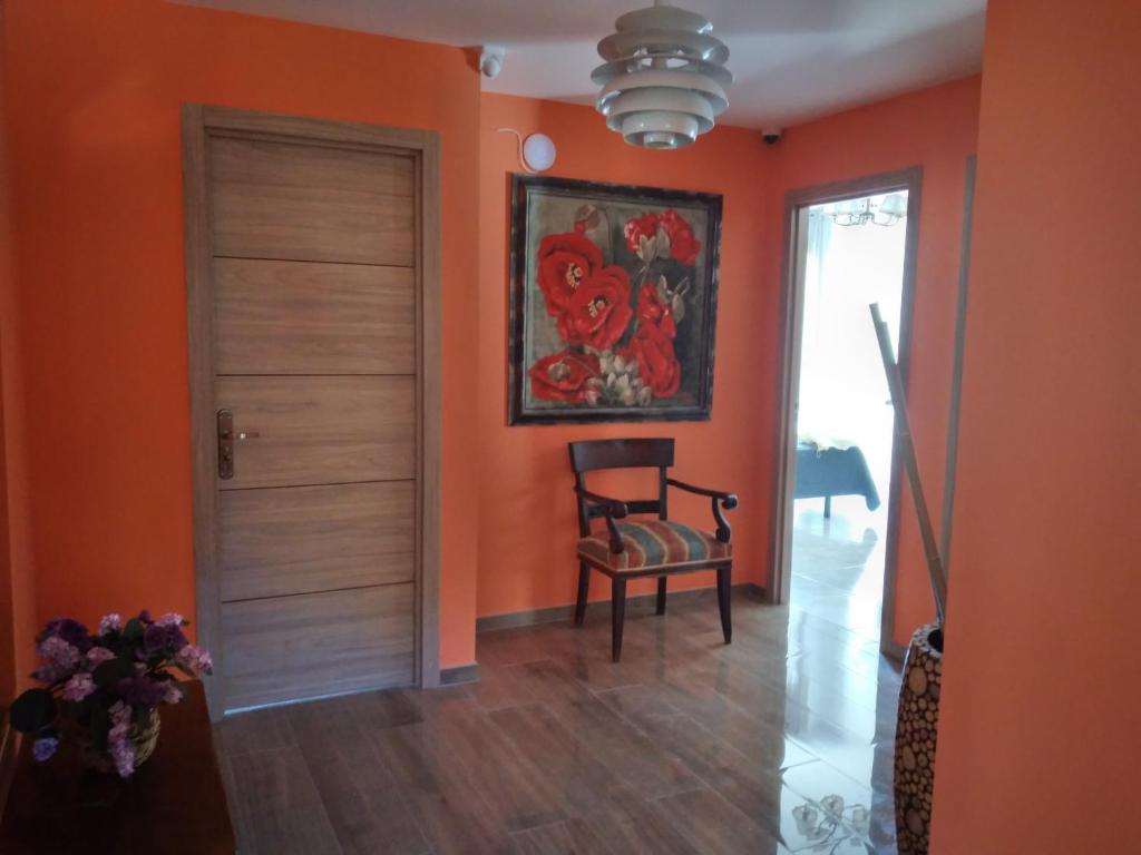 德尼亚Boutique Los Pinos的走廊上设有橙色的房间,房间设有门和椅子