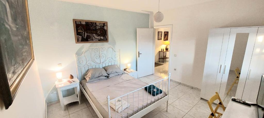 阿纳维索斯The Athenian Riviera Summer Nest的一间小卧室,配有一张床和一张桌子