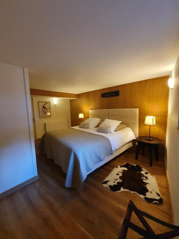 圣福瓦-塔朗泰斯Appartement Gentiane de 85m2 avec sauna à 10 min des pistes的卧室设有一张白色大床和木地板