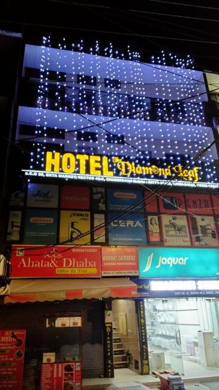 钱德加尔Hotel Diamond Leaf的一座建筑,上面有酒店标志和许多书籍