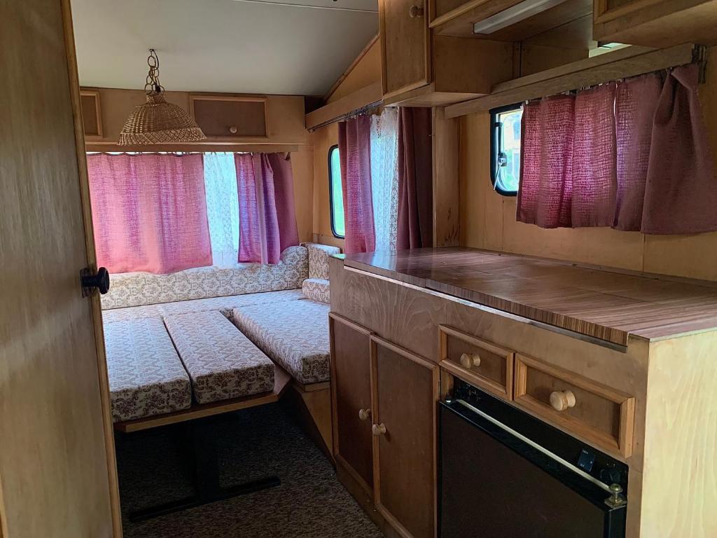 BžanyUbytování v karavanu的一间小厨房,配有红色窗帘