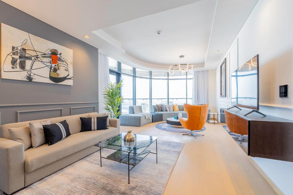迪拜Luxury Meets Comfort Apt With Panoramic City View的客厅配有沙发和桌子