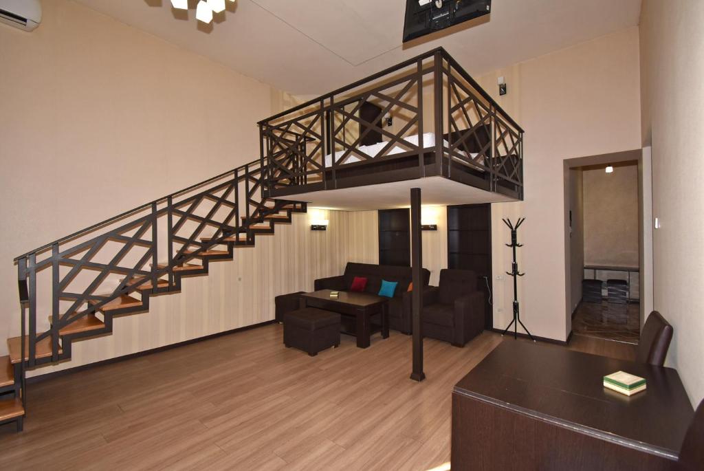 埃里温Apartment Koryun 1的一间带楼梯和沙发的客厅