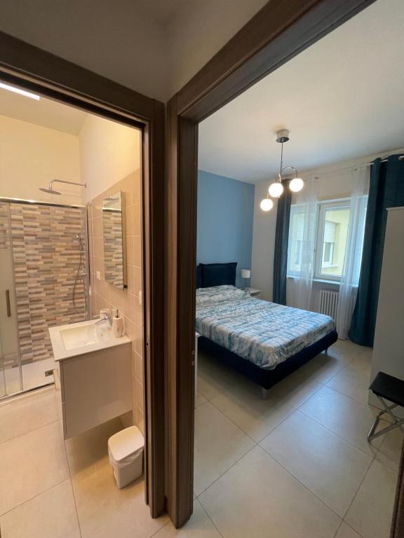 都灵Lugaro Guest House的一间卧室设有一张床和一间浴室。