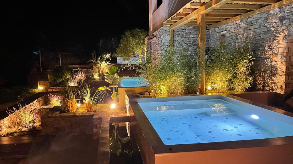 迈洛波塔斯Gianemma Luxury Apartments的花园中间的热水浴池