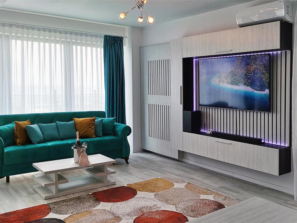 马马亚Ada Luxury Apartments 57的客厅配有绿色沙发和平面电视