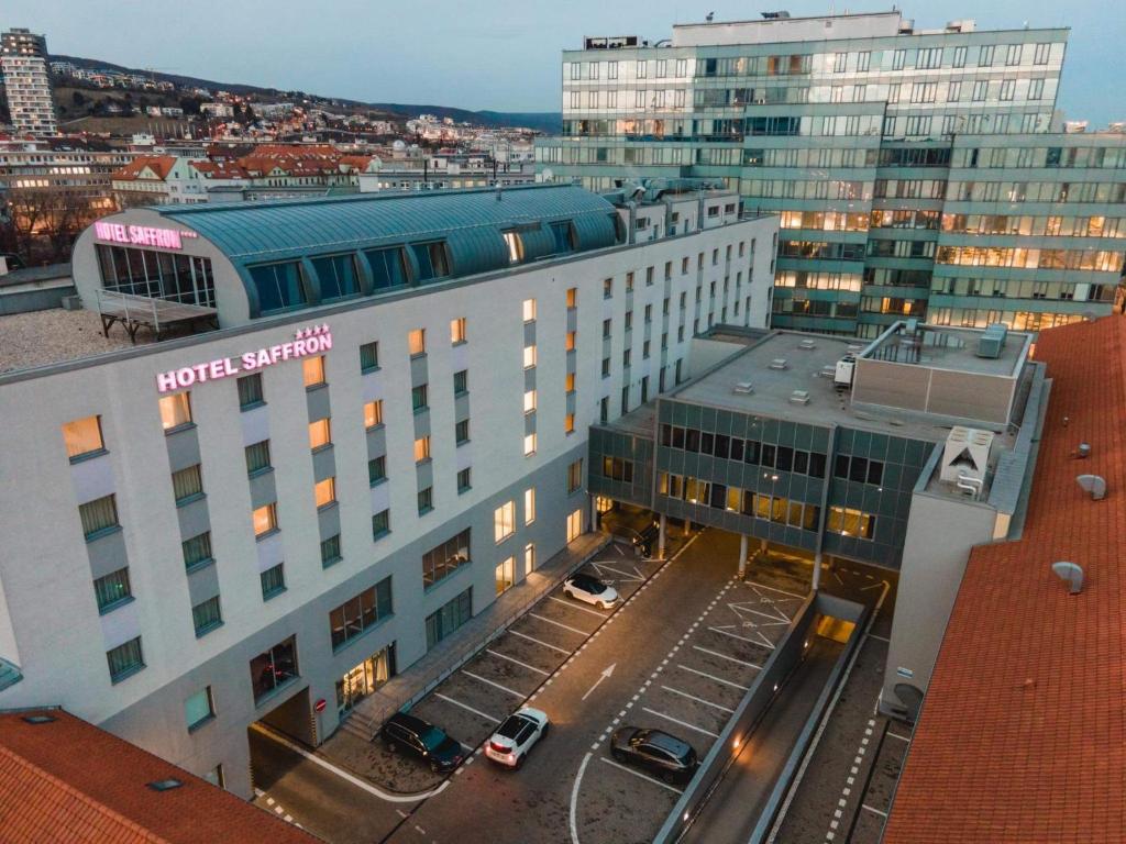布拉迪斯拉发萨芙蓉酒店的享有大楼空中景色,设有停车场