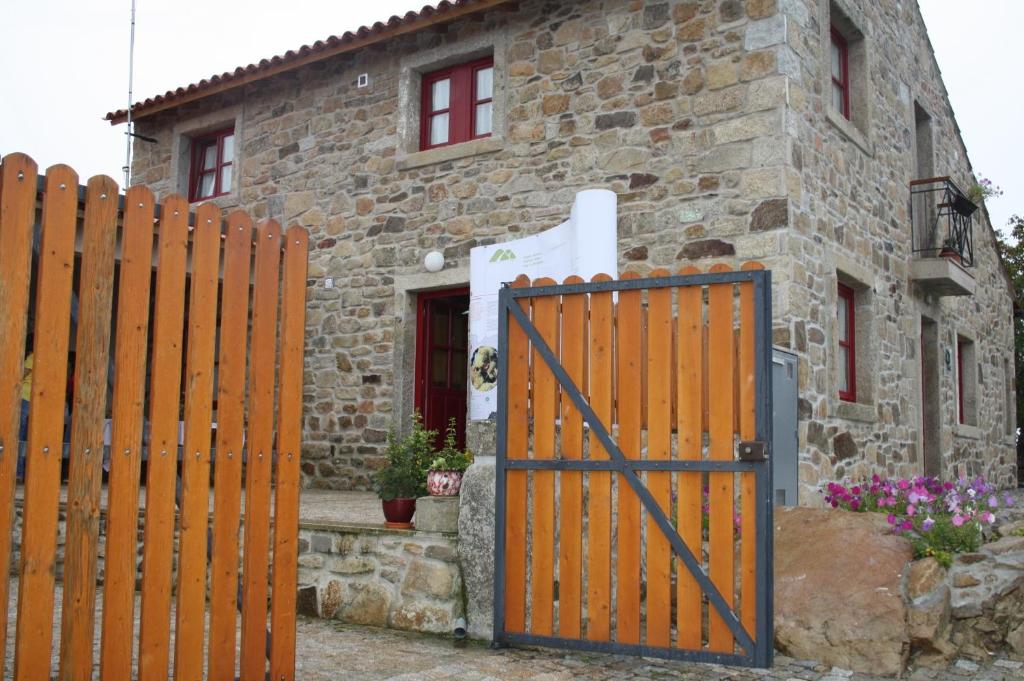 PicoteCasa de l Puio的石屋前的木门