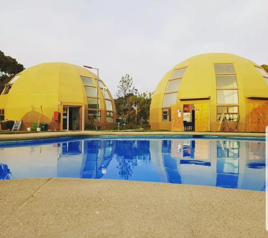 拉塞雷纳Domos Dream的游泳池旁的2个圆顶
