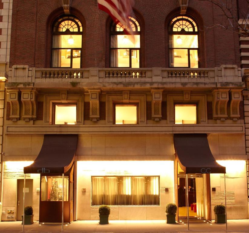 纽约城市俱乐部酒店的前面有美国国旗的建筑