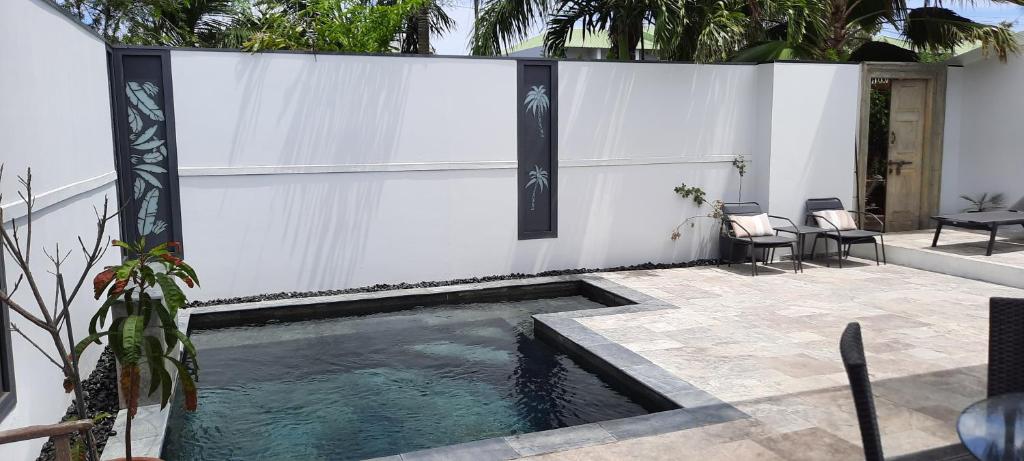 圣路易斯Ô Pationato的后院的游泳池,有白色的围栏