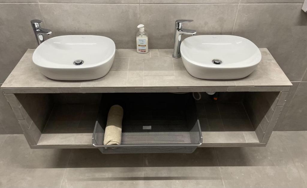 厄尔梅达诺Medano Nest Hostel的浴室内一个台面上的两个水槽