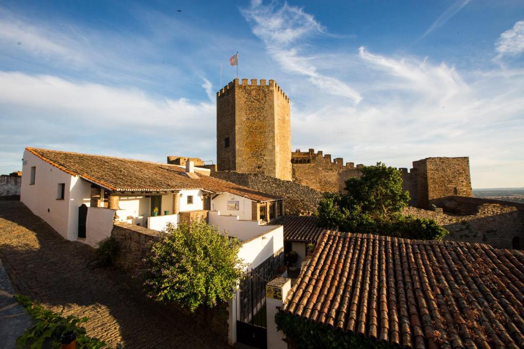 蒙萨拉什A Janela Do Castelo的从建筑屋顶上可欣赏到城堡景色