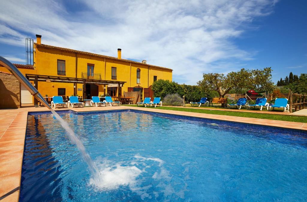 MontiróMas Ribas Turismo Rural的房屋前带水滑梯的游泳池